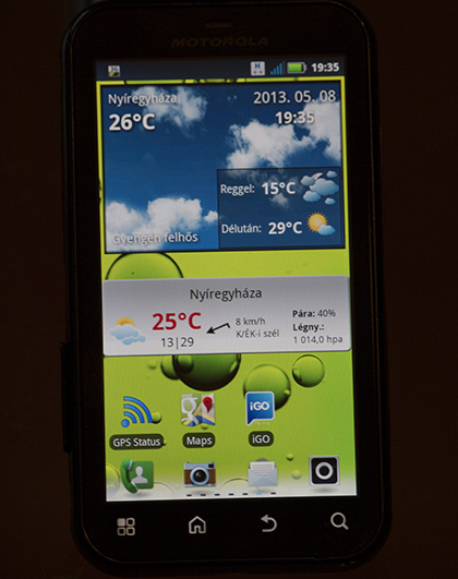Androidos telefonomon az Időkép és a Köpönyeg widget-je egymás alatt, csak az összehasonlíthatóság kedvéért. Az egyik szebb, a másik jobb. :-)