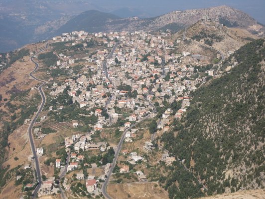 Ehden városa a hegyek lábainál ::: Forrás: Panoramio, Fotó: Joseph Saadeh
